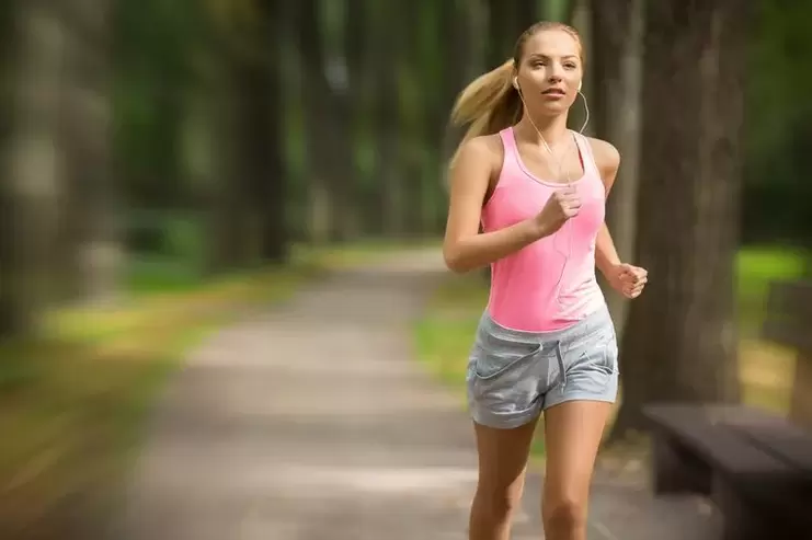 Девушка бежит, чтобы похудеть